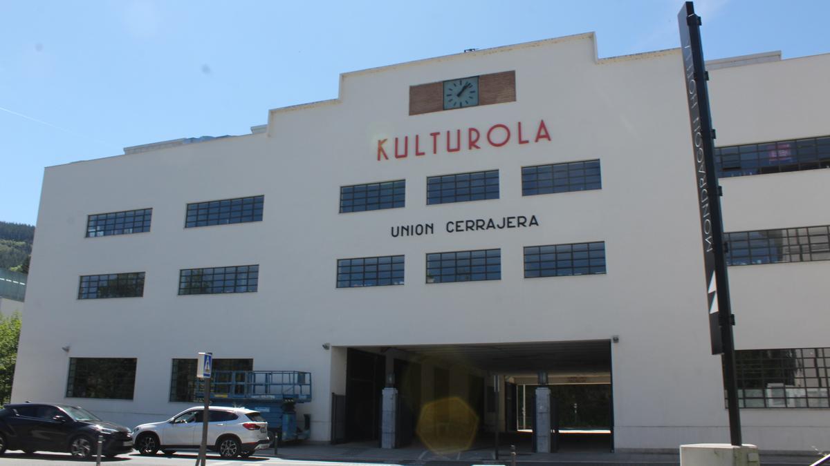 Las letras de la Unión Cerrajera, reproducidas en un menor tamaño, colocadas a una altura inferior de las originales, por debajo de Kulturola.
