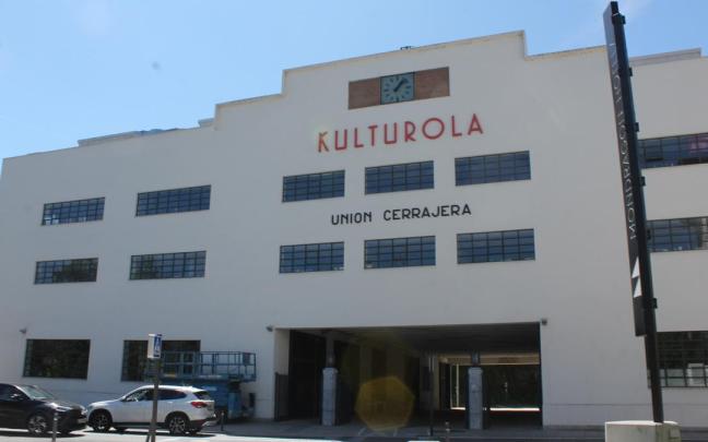 Las letras de la Unión Cerrajera, reproducidas en un menor tamaño, colocadas a una altura inferior de las originales, por debajo de Kulturola. / Anabel Domiguez. Las letras de la Unión Cerrajera, reproducidas en un menor tamaño, colocadas a una altura inferior de las originales, por debajo de Kulturola.