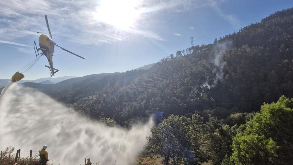 El medio aéreo realiza la práctica de descarga. BIZKAIA.EUS