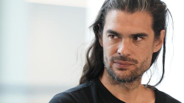 Oliver Laxe, este jueves en Tabakalera, donde ha presentado su intalación 'HU. Bailad como si nadie os viera'