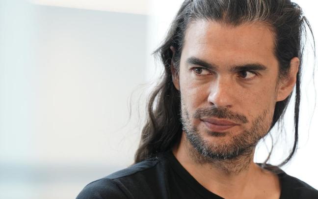 Oliver Laxe, este jueves en Tabakalera, donde ha presentado su intalación 'HU. Bailad como si nadie os viera'