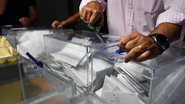 Miembros de la JEC proceden al recuento del voto exterior
