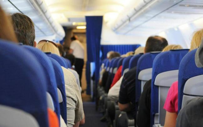 El truco de un pasajero para que no se sienten a su lado en el avión se hace viral en TikTok