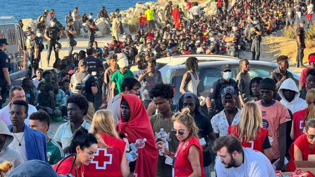 Cruz Roja y Cooperación Sur-Sur reparten alimentos básicos a unos 2.000 migrantes en la Playa del Trampolín (Ceuta).