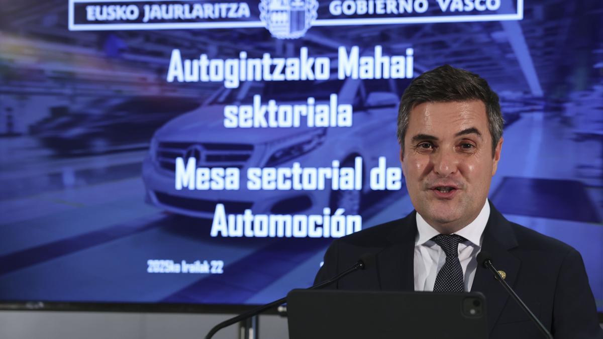 El consejero de Industria, Transición Energética y Sostenibilidad, Mikel Jauregi, en la primera reunión de la mesa sectorial de la automoción.