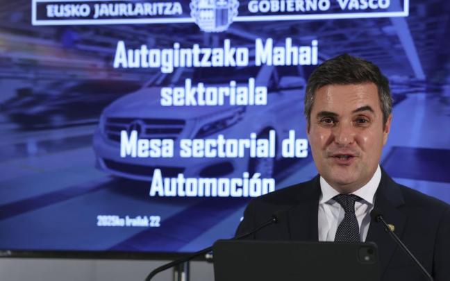 El consejero de Industria, Transición Energética y Sostenibilidad, Mikel Jauregi, en la primera reunión de la mesa sectorial de la automoción.