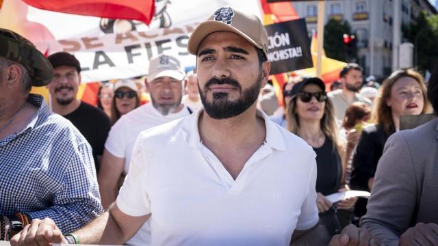 El eurodiputado y líder de Se Acabó la Fiesta (SALF), Luis 'Alvise' Pérez, durante una manifestación para exigir la dimisión del presidente del Gobierno, Pedro Sánchez.