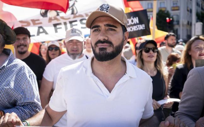 El eurodiputado y líder de Se Acabó la Fiesta (SALF), Luis 'Alvise' Pérez, durante una manifestación para exigir la dimisión del presidente del Gobierno, Pedro Sánchez.