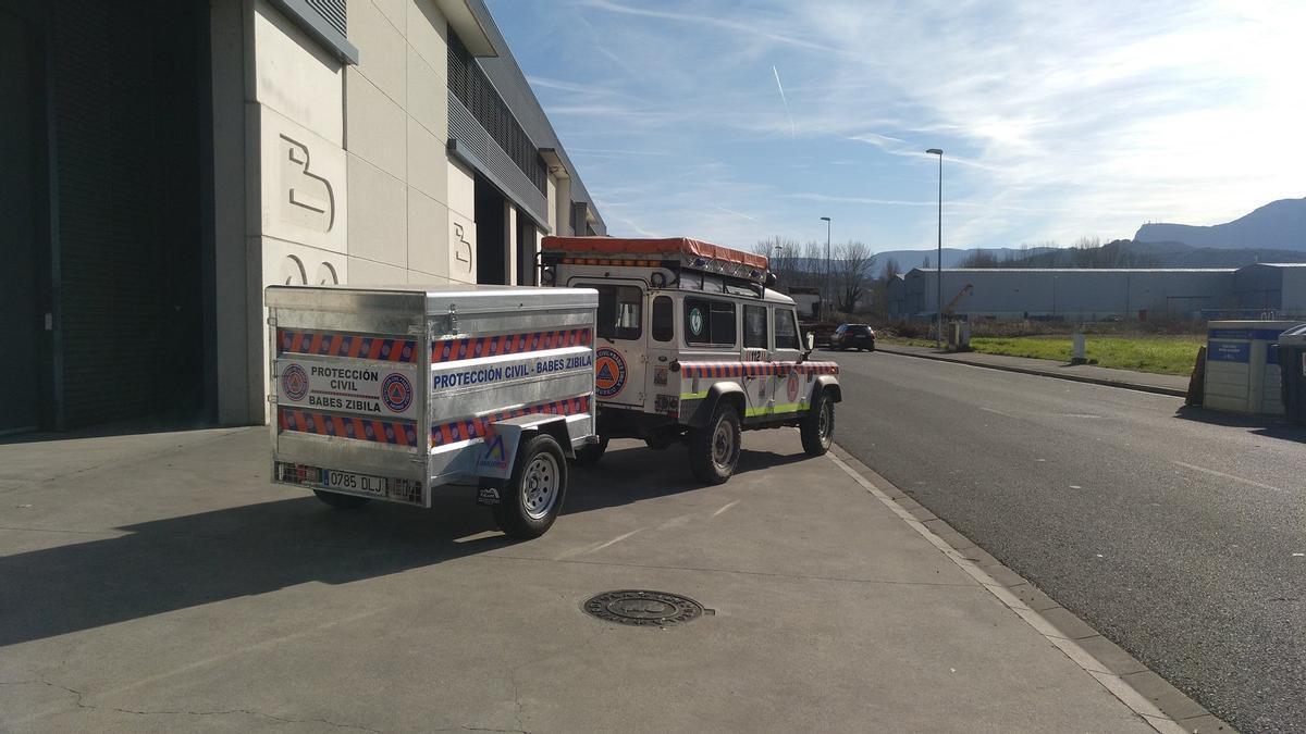 El vehículo de protección civil de Amurrio saliendo de su garaje en el polígono Aldaiturriaga