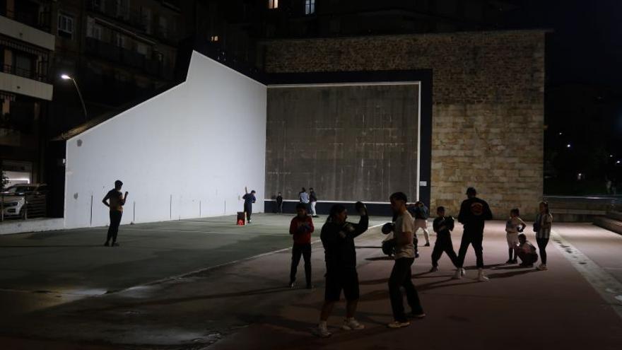 Jóvenes jugando al cricket y practicando boxeo, en el frontón Zelai Arizti.