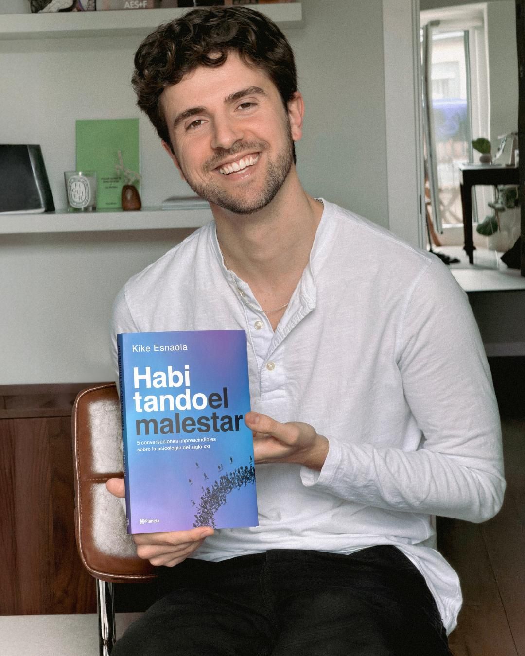 Kike Esnaola, posando con su nuevo libro.