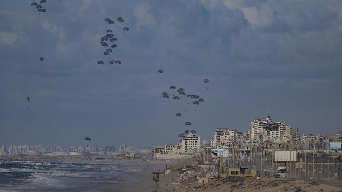 Paquetes de ayuda humanitaria estadounidense lanzados desde el aire sobre Gaza.