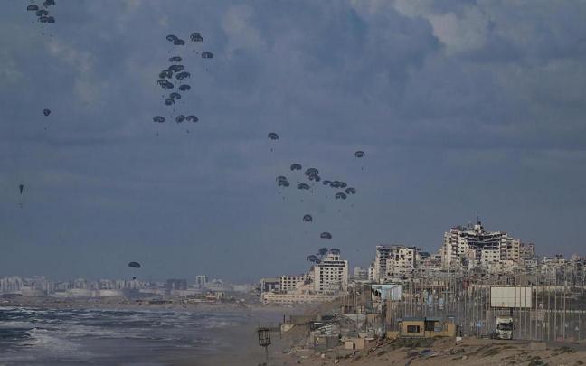 Paquetes de ayuda humanitaria estadounidense lanzados desde el aire sobre Gaza.