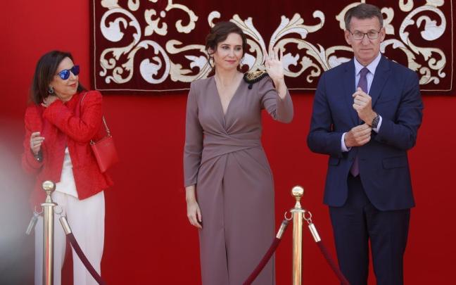 Ayuso, Feijóo y Robles; sin Bolaños, excluido de la tribuna en el acto oficial.