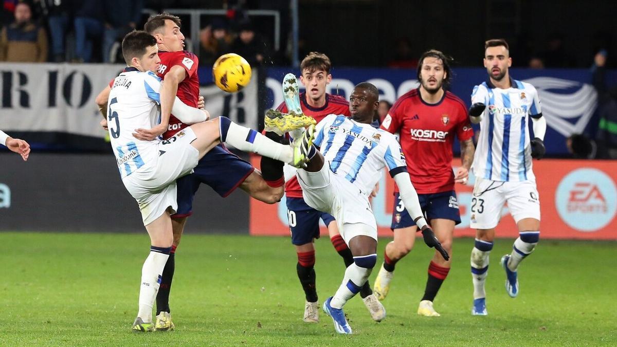 Zubeldia, Traoré y Brais, contra Osasuna. / JAVIER BERGASA