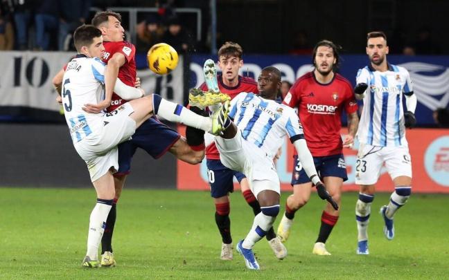 Zubeldia, Traoré y Brais, contra Osasuna. / JAVIER BERGASA