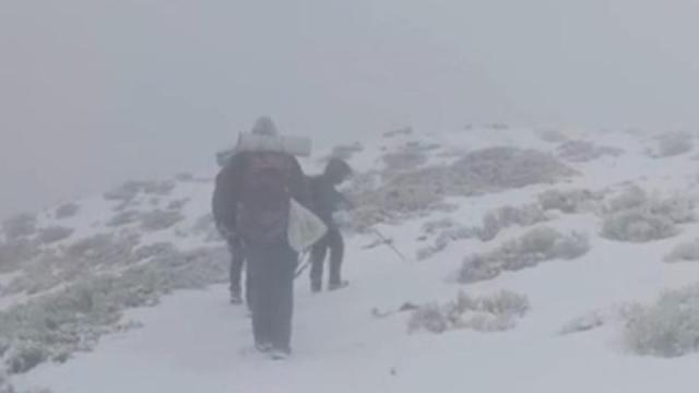Rescatados cuatro montañeros con hipotermia tras un operativo de más de seis horas en Sierra de Gredos.