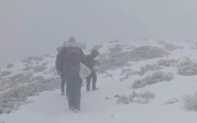 Rescatados cuatro montañeros con hipotermia tras un operativo de más de seis horas en Sierra de Gredos.