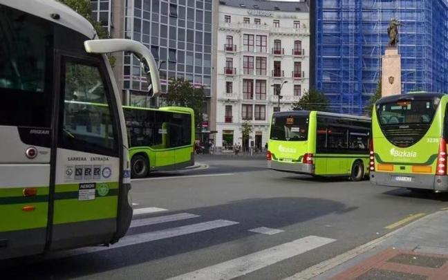 Varios autobuses.