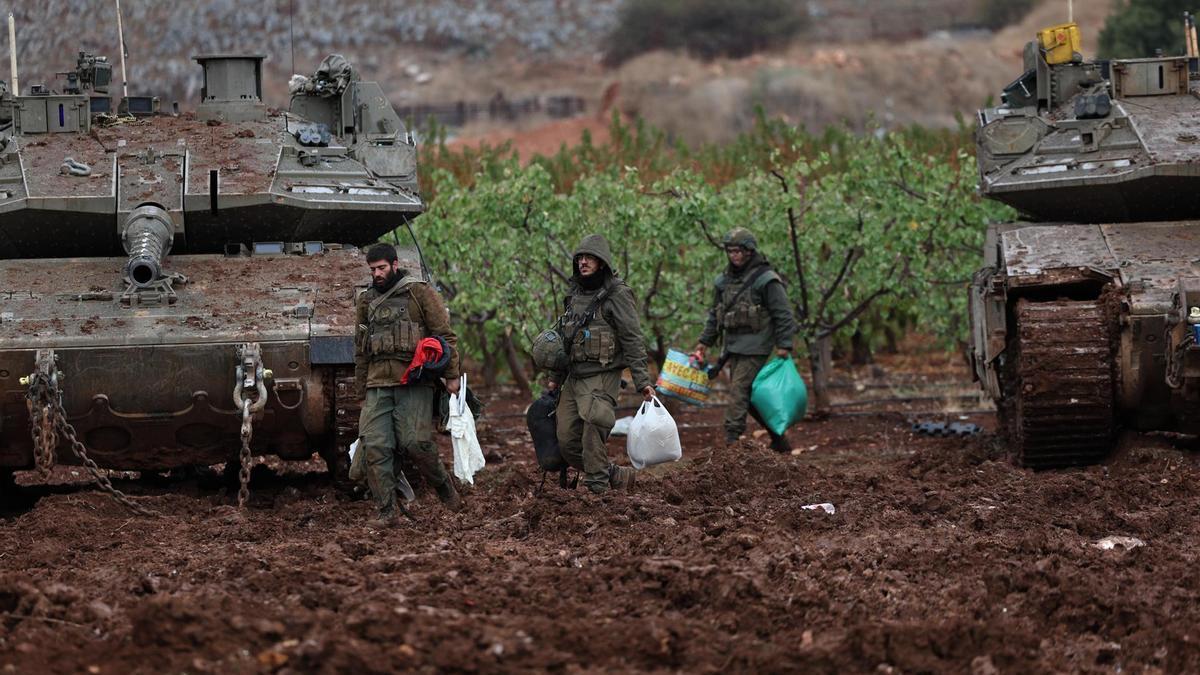 Tropas y tanques israelíes abandonan Líbano tras la entrada en vigor del alto el fuego.