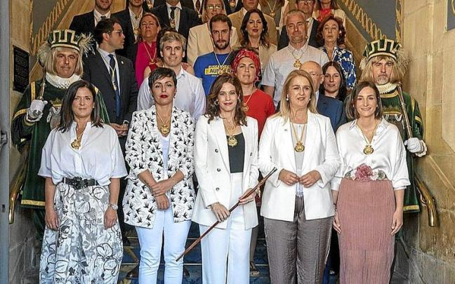 Las cuatro portavoces y la alcaldesa, en la fotografía oficial de la nueva Corporación. | FOTO: ALEX LARRETXI Las cuatro portavoces y la alcaldesa, en la fotografía oficial de la nueva Corporación. | FOTO: ALEX LARRETXI