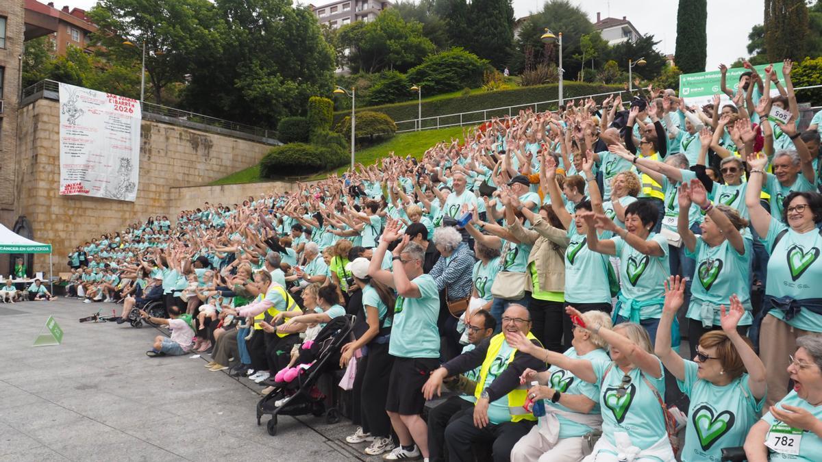 La solidaridad contra el cáncer viste de verde las calles de Eibar