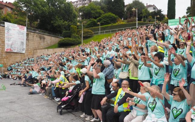 La solidaridad contra el cáncer viste de verde las calles de Eibar
