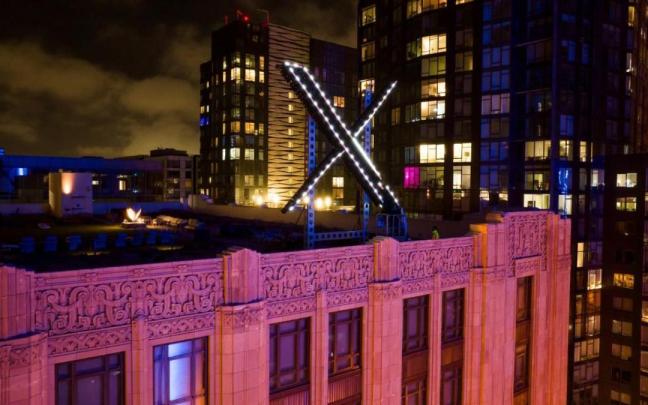 Gran letrero colocado por Elon Musk en la sede de Twitter en San Francisco. Gran letrero colocado por Elon Musk en la sede de Twitter en San Francisco.