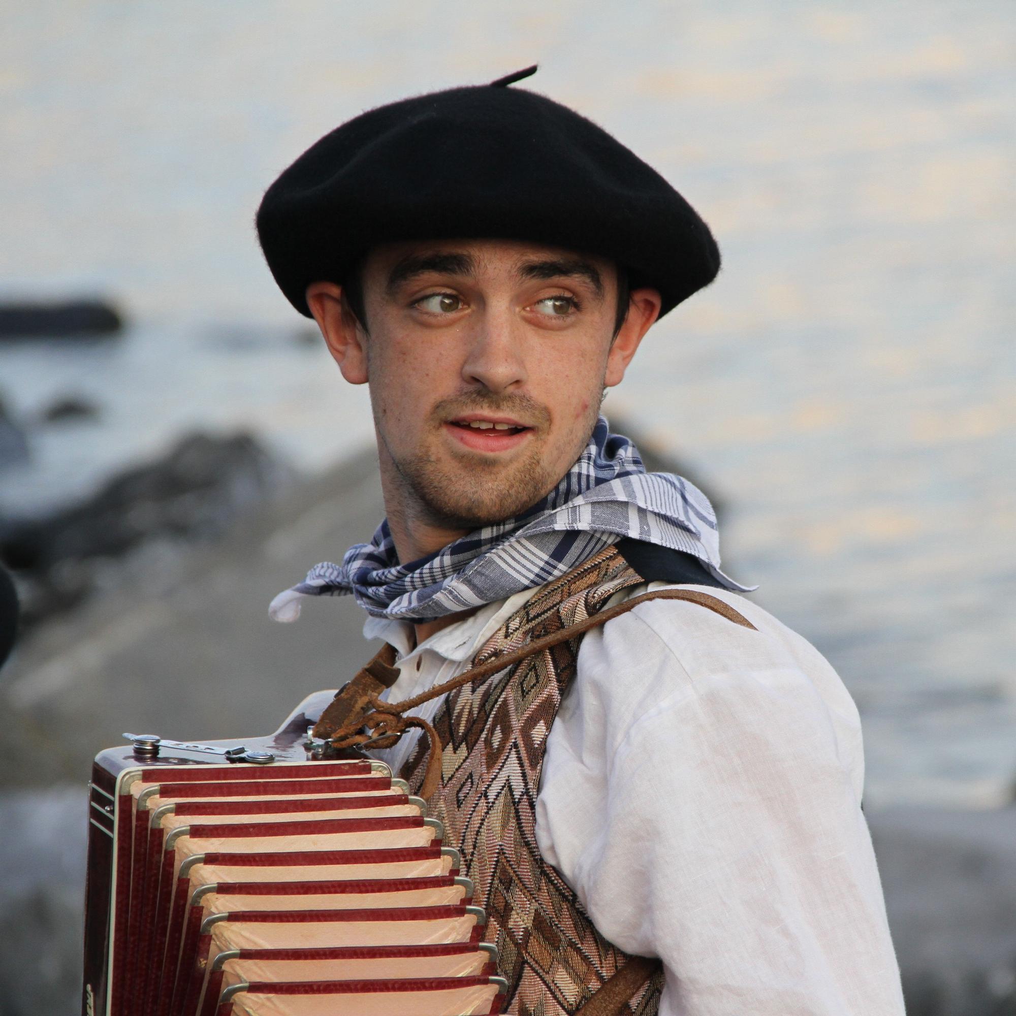 Un chico con su acordeón.