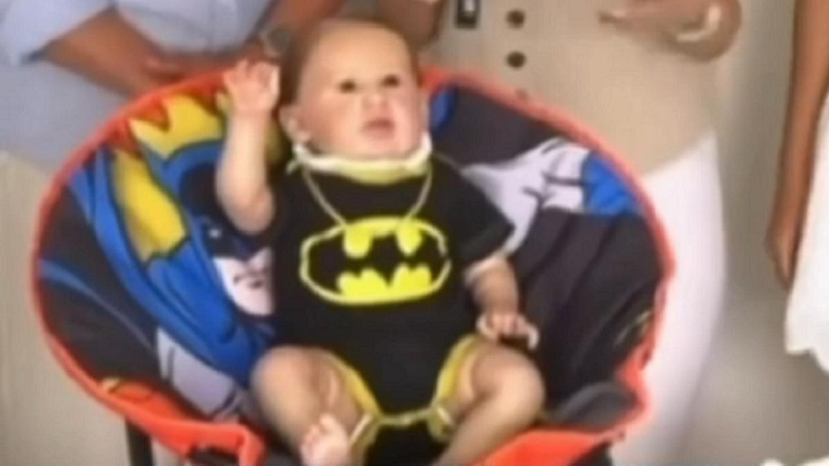 El bebé reborn, bautizado como Batmancito.