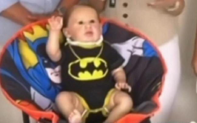 El bebé reborn, bautizado como Batmancito.