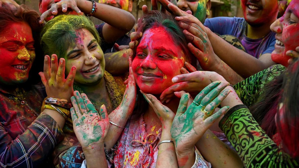 La India celebra Holi, el festival de los colores