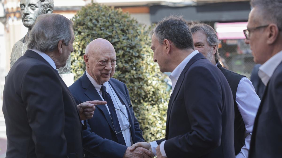 El presidente del EBB del PNV, Aitor Esteban, estrecha la mano del hijo del corresponsal George Steer que cubrió el bombardeo de Gernika