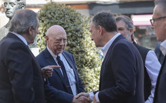 El presidente del EBB del PNV, Aitor Esteban, estrecha la mano del hijo del corresponsal George Steer que cubrió el bombardeo de Gernika