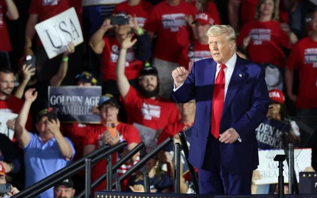 Trump planta cara al Supremo: "Nada frenará mi misión de mantener a EE.UU. seguro". / EFE Trump planta cara al Supremo: "Nada frenará mi misión de mantener a EE.UU. seguro".
