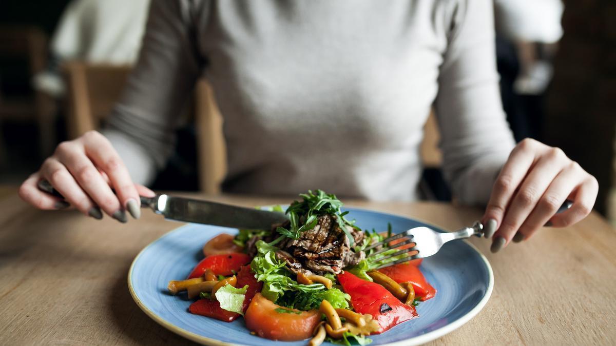 En una sociedad acelerada, muchas personas han adoptado el hábito de comer rápido, ya sea por falta de tiempo o por costumbre
