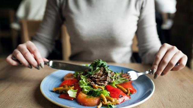 En una sociedad acelerada, muchas personas han adoptado el hábito de comer rápido, ya sea por falta de tiempo o por costumbre / Freepik En una sociedad acelerada, muchas personas han adoptado el hábito de comer rápido, ya sea por falta de tiempo o por costumbre