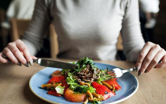 En una sociedad acelerada, muchas personas han adoptado el hábito de comer rápido, ya sea por falta de tiempo o por costumbre