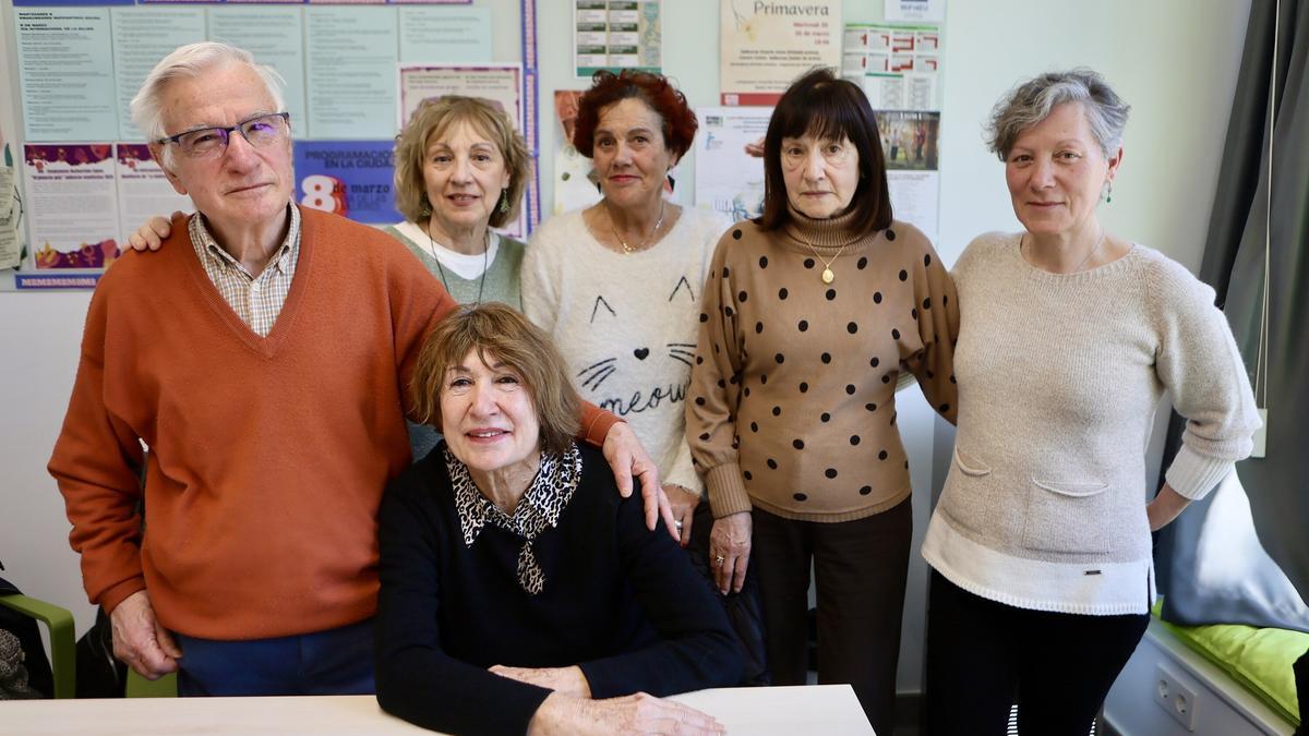 Un grupo de participantes en uno de los talleres contra la soledad no deseada en los BIZAn de Gasteiz