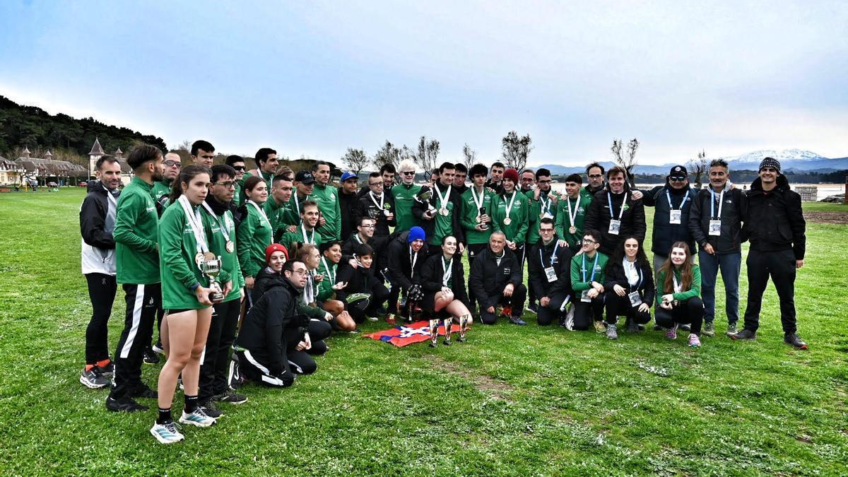 El club basauritarra ha vuelto de Santander con el campeonato por equipos campo a través y 25 medallas