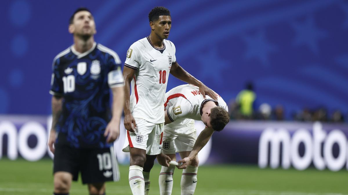 Jude Bellingham consuela a Elliot Anderson en presencia de Leo Messi.