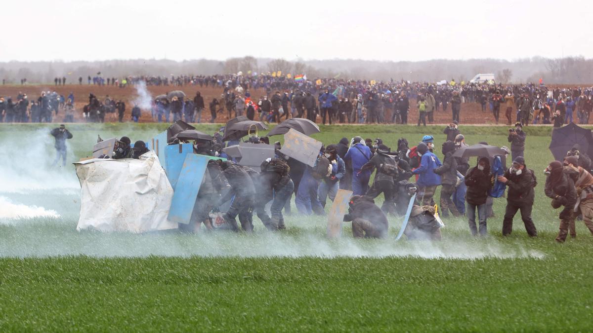 Violentos enfrentamientos en una protesta ecologista en Francia