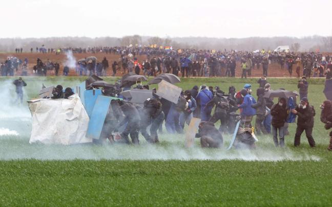 Violentos enfrentamientos en una protesta ecologista en Francia Violentos enfrentamientos en una protesta ecologista en Francia