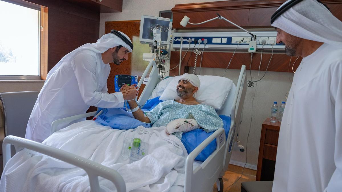 El ministro de Defensa de Emiratos, Hamdan bin Mohamed, visita al piloto que evitó la tragedia en el vuelo de Flydubai.