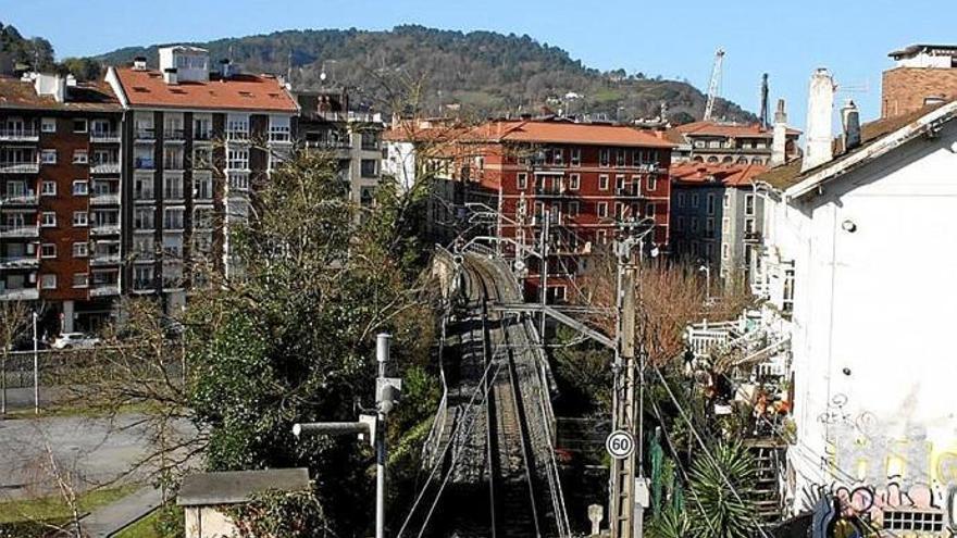 Las vías del Topo a su paso por Antxo.