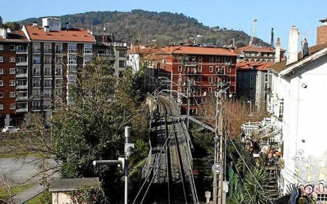 Las vías del Topo a su paso por Antxo.