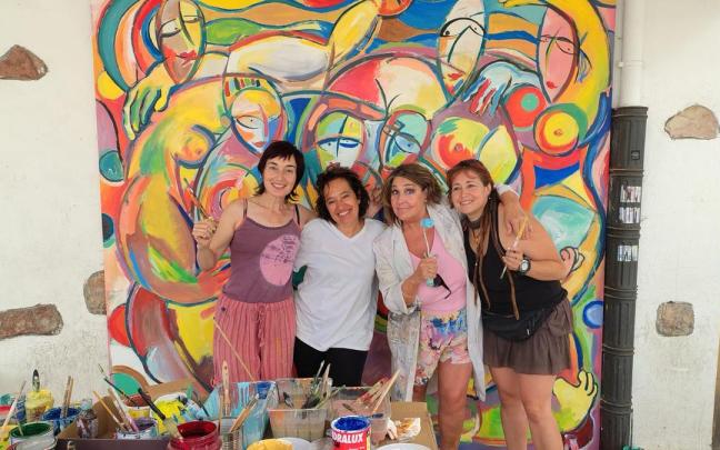 Luisa Aldaburu, en la izquierda, junto a las compañeras pintando el mural. / N.G. Luisa Aldaburu, en la izquierda, junto a las compañeras pintando el mural.