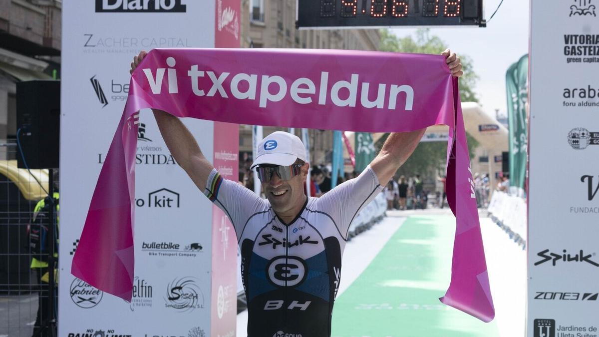 Eneko Llanos celebra su victoria en la primera edición del vi half gasteiz, celebrada en 2022