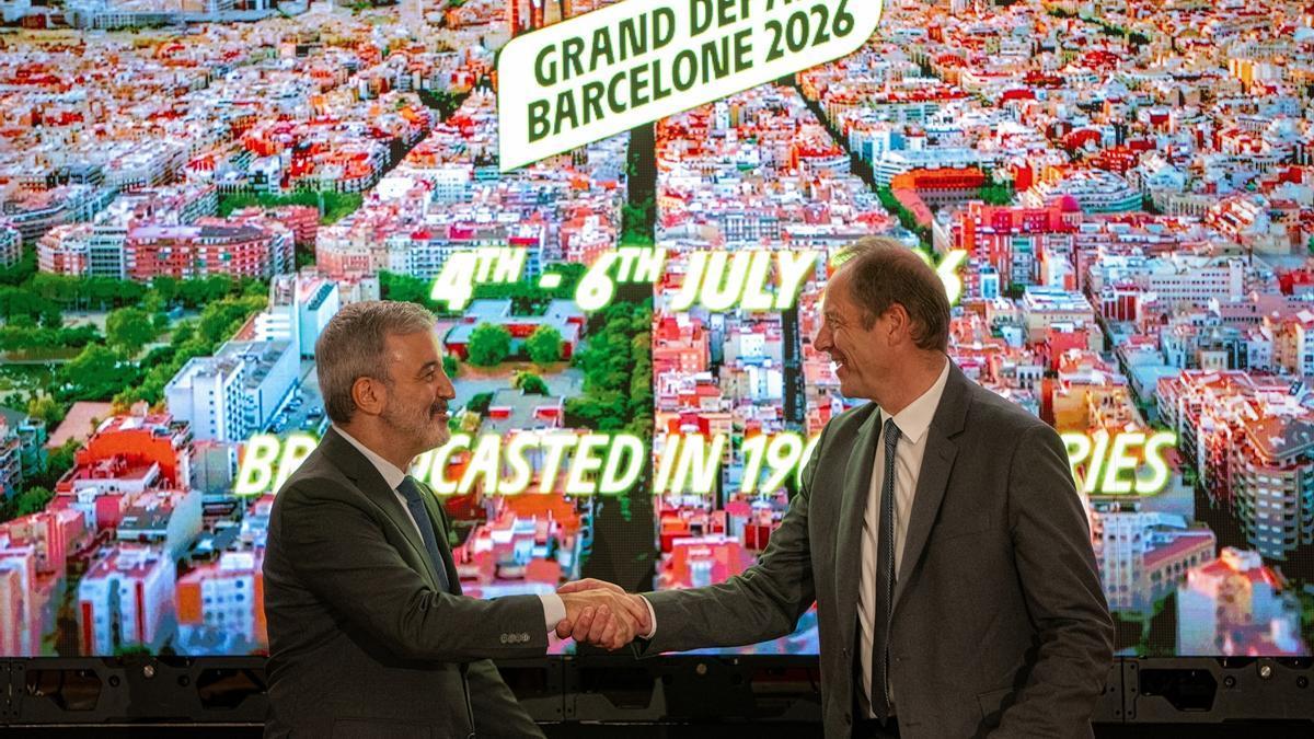 El alcalde de Barcelona, Jaume Collboni (i) y el director general del Tour de Francia, Christian Prudhomme (d), se dan la mano durante el anuncio de la salida del Tour de Francia 2026 en Barcelona