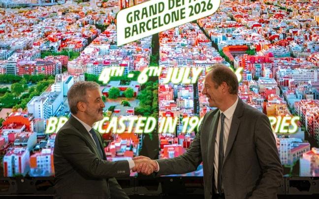 El alcalde de Barcelona, Jaume Collboni (i) y el director general del Tour de Francia, Christian Prudhomme (d), se dan la mano durante el anuncio de la salida del Tour de Francia 2026 en Barcelona